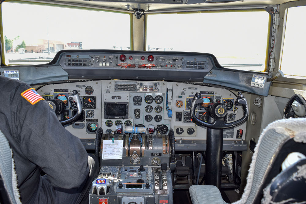 1000HDR_cockpit.jpg